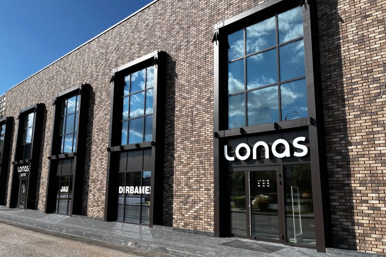 “Lonas” Vilniuje atvėrė didžiausią saloną Baltijos šalyse